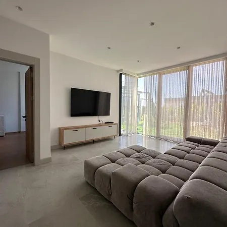 Luxury W 5 Bedrooms / 5 Bathrooms Villa *